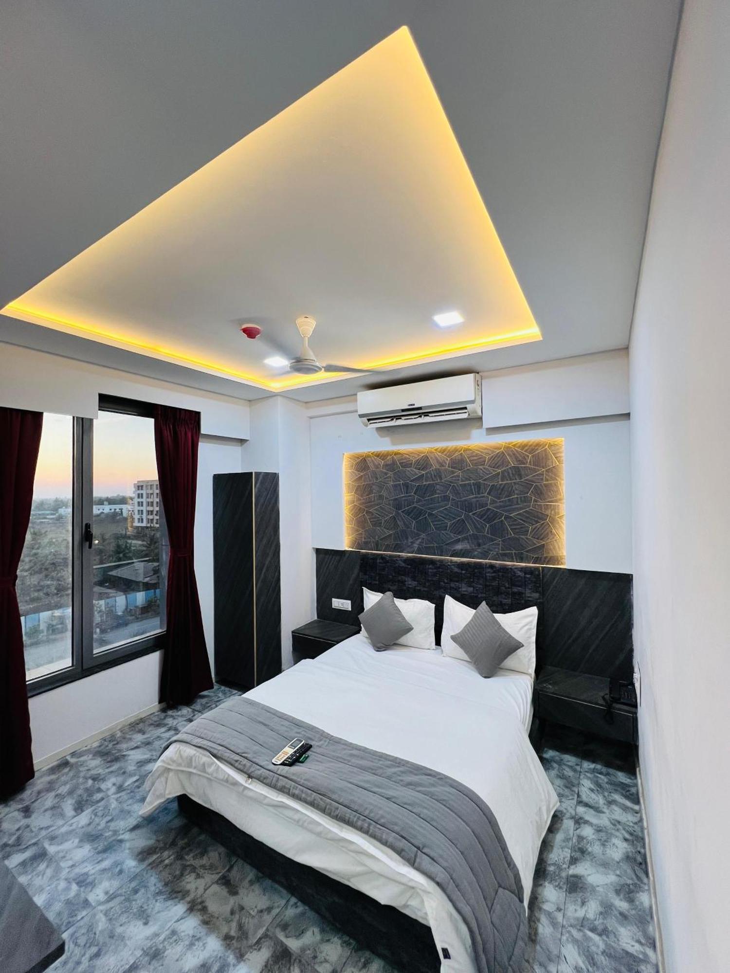 Hotel Star Galaxy สุรัต ภายนอก รูปภาพ