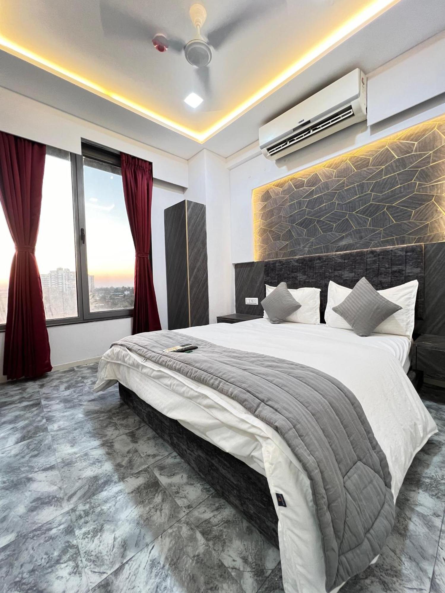 Hotel Star Galaxy สุรัต ภายนอก รูปภาพ