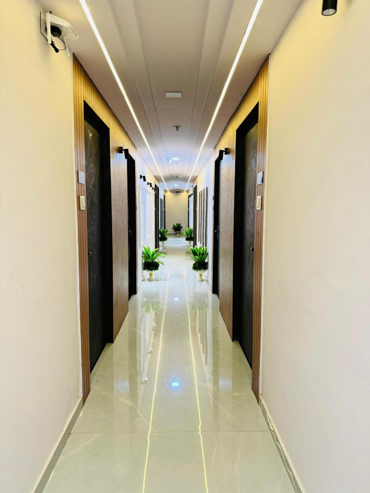 Hotel Star Galaxy สุรัต ภายนอก รูปภาพ